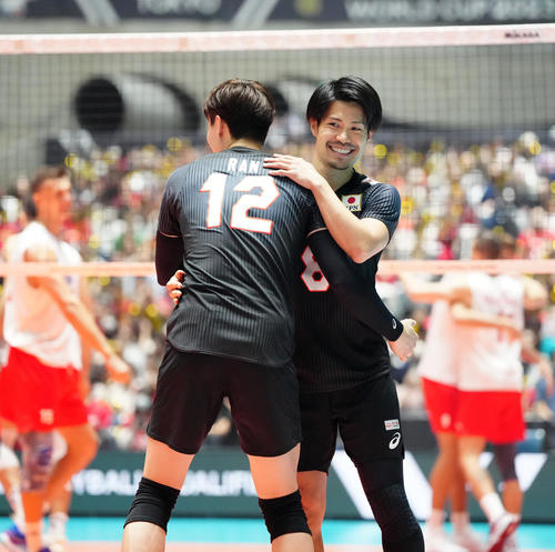 日本対トルコ　試合開始前、笑顔で高橋藍（左）と抱き合う関田（撮影・江口和貴）