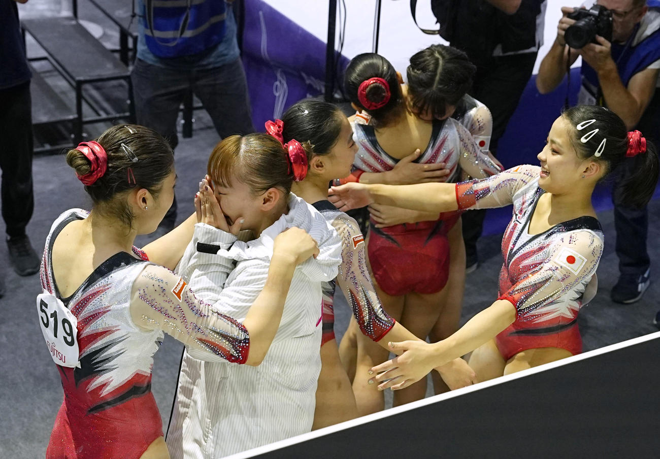 女子団体総合でパリ五輪出場権を獲得し、喜ぶ（手前左から）深沢こころ、宮田笙子、岸里奈、畠田千愛ら（共同）