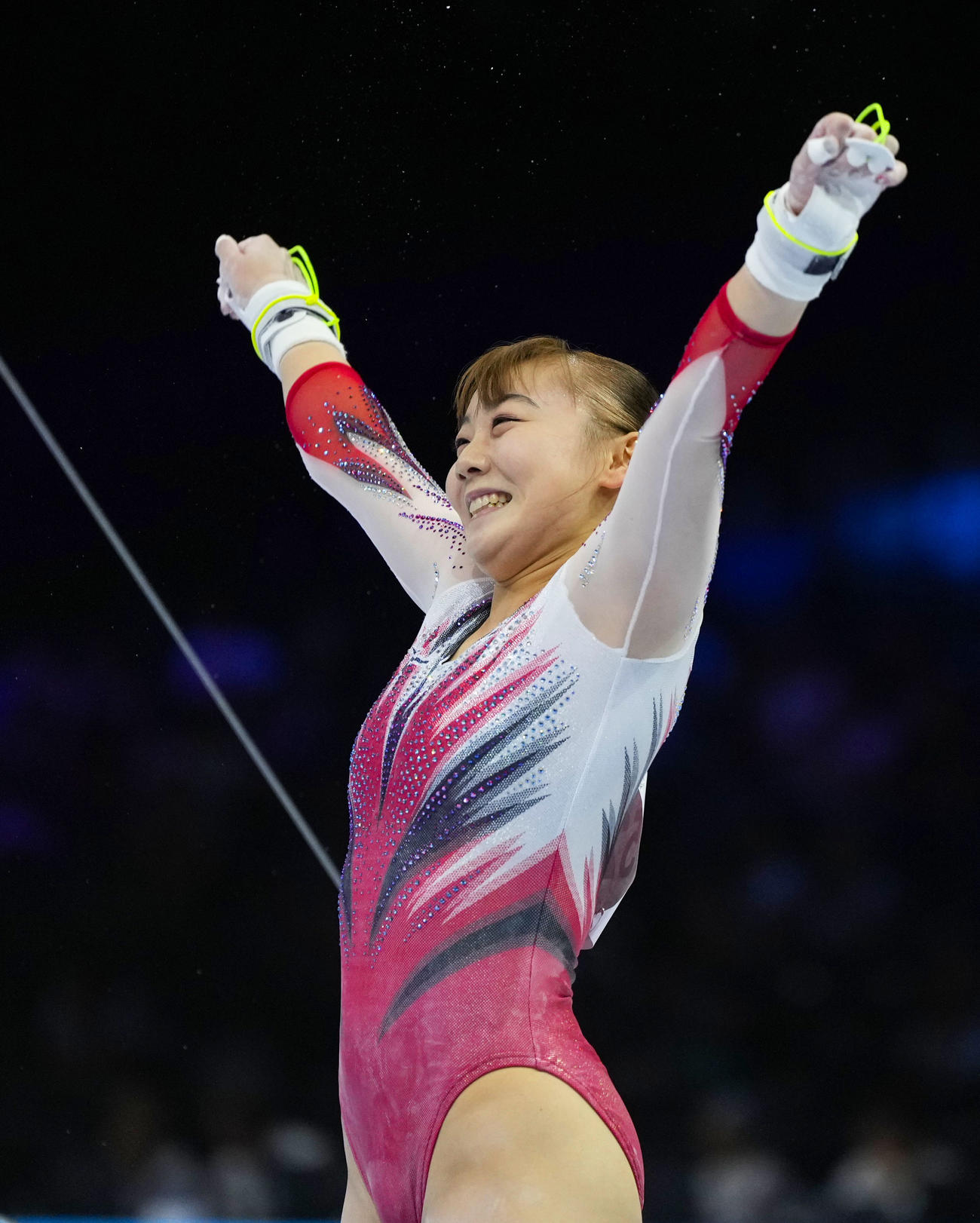 女子予選　段違い平行棒を終えガッツポーズする宮田笙子（共同）