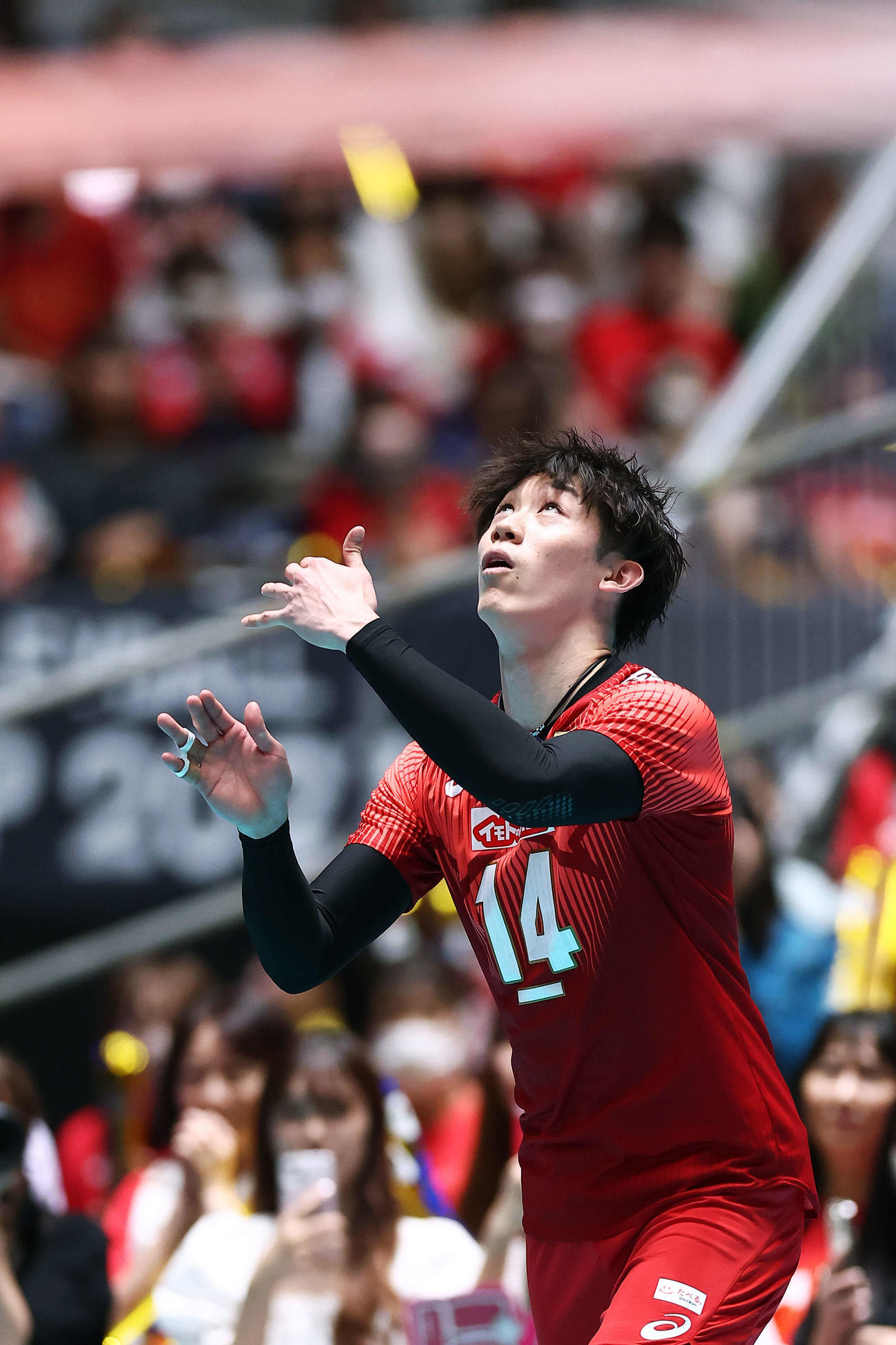 9月30日のフィンランド戦でサーブボールを投げ上げる石川（撮影・河田真司）