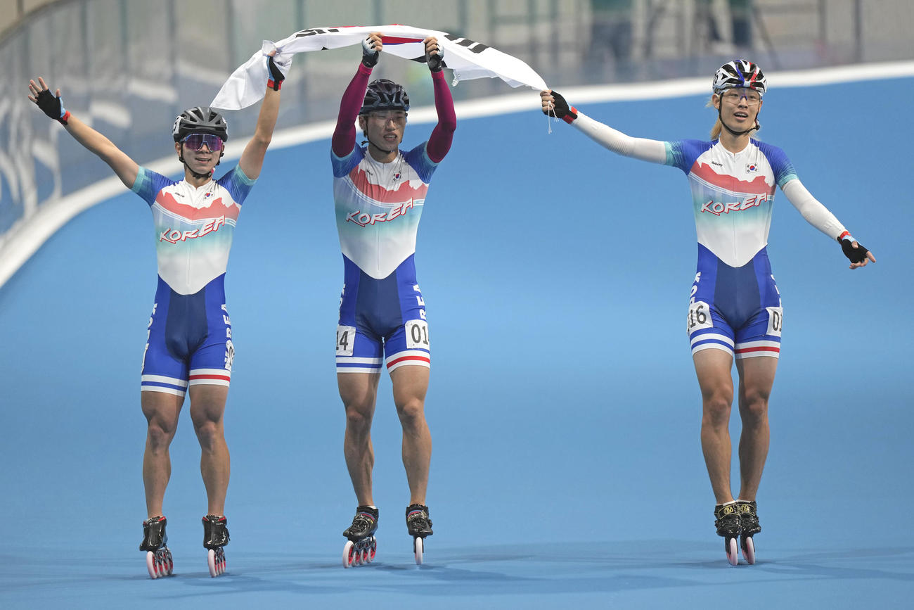 杭州アジア大会　男子3000メートル・ローラースケート・リレーで2位になった韓国チーム（AP）