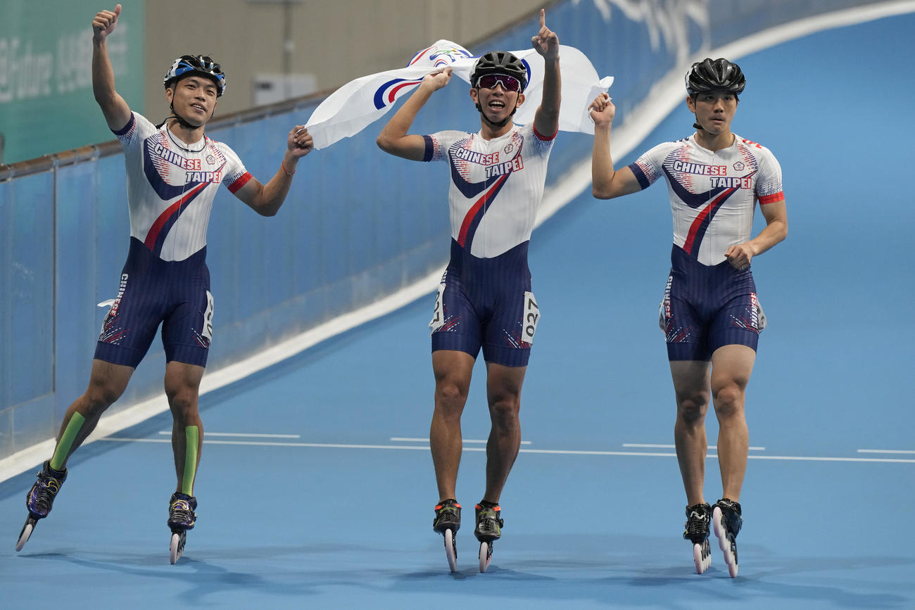 男子3000メートル・ローラースケート・リレー決勝　思わぬ形で逆転金メダルを獲得し、控えめに喜ぶ台湾の選手たち（AP)