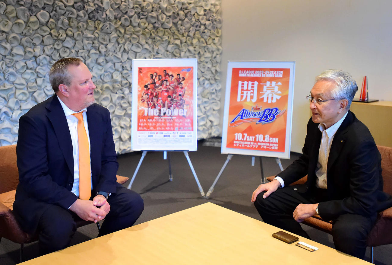 磯田長岡市長（右）と対談するオーウェンズ監督