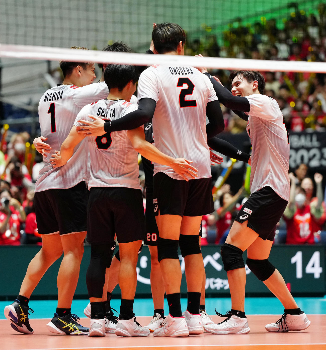 日本対チュニジア　第1セット、得点で喜ぶ高橋藍（右端）ら（撮影・江口和貴）