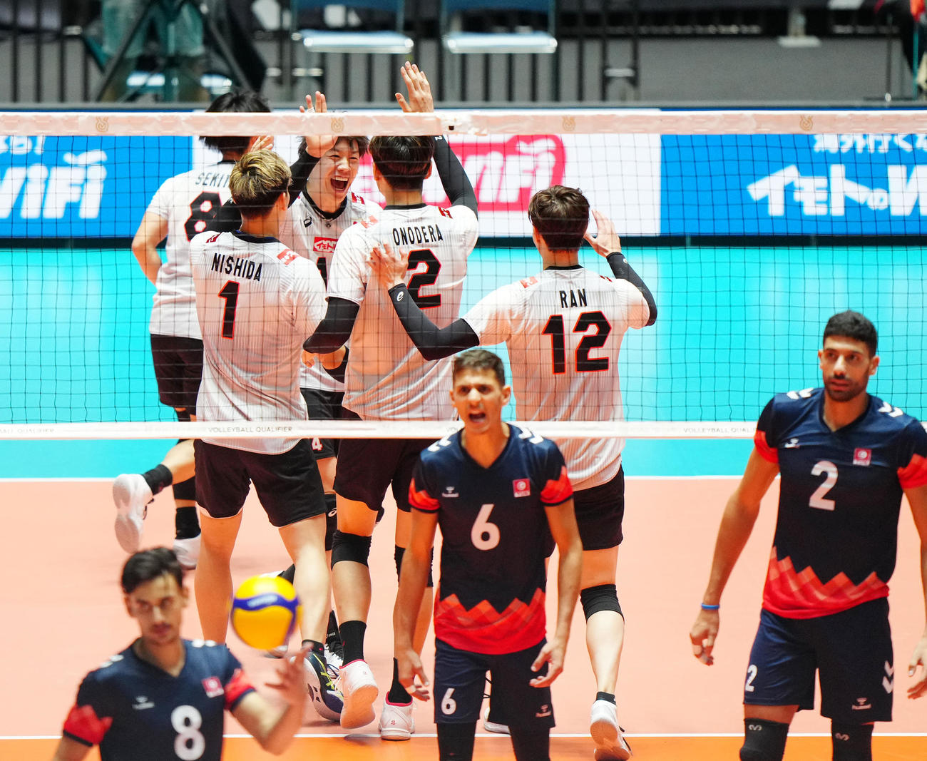 日本対チュニジア　第1セット、得点で喜ぶ石川（後方中央）ら日本代表の選手たち（撮影・江口和貴）