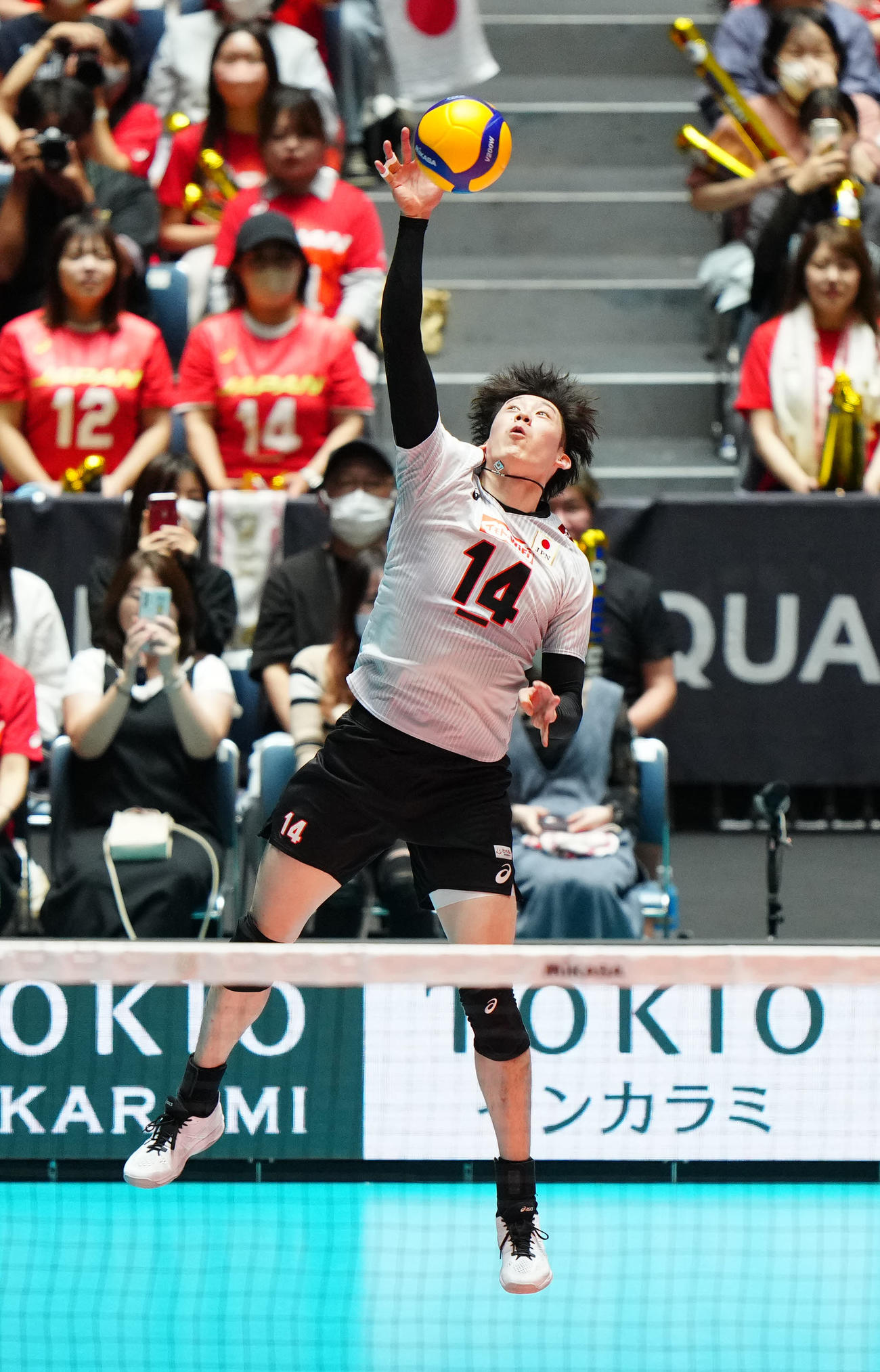 日本対チュニジア　第1セット、サーブを放つ石川（撮影・江口和貴）