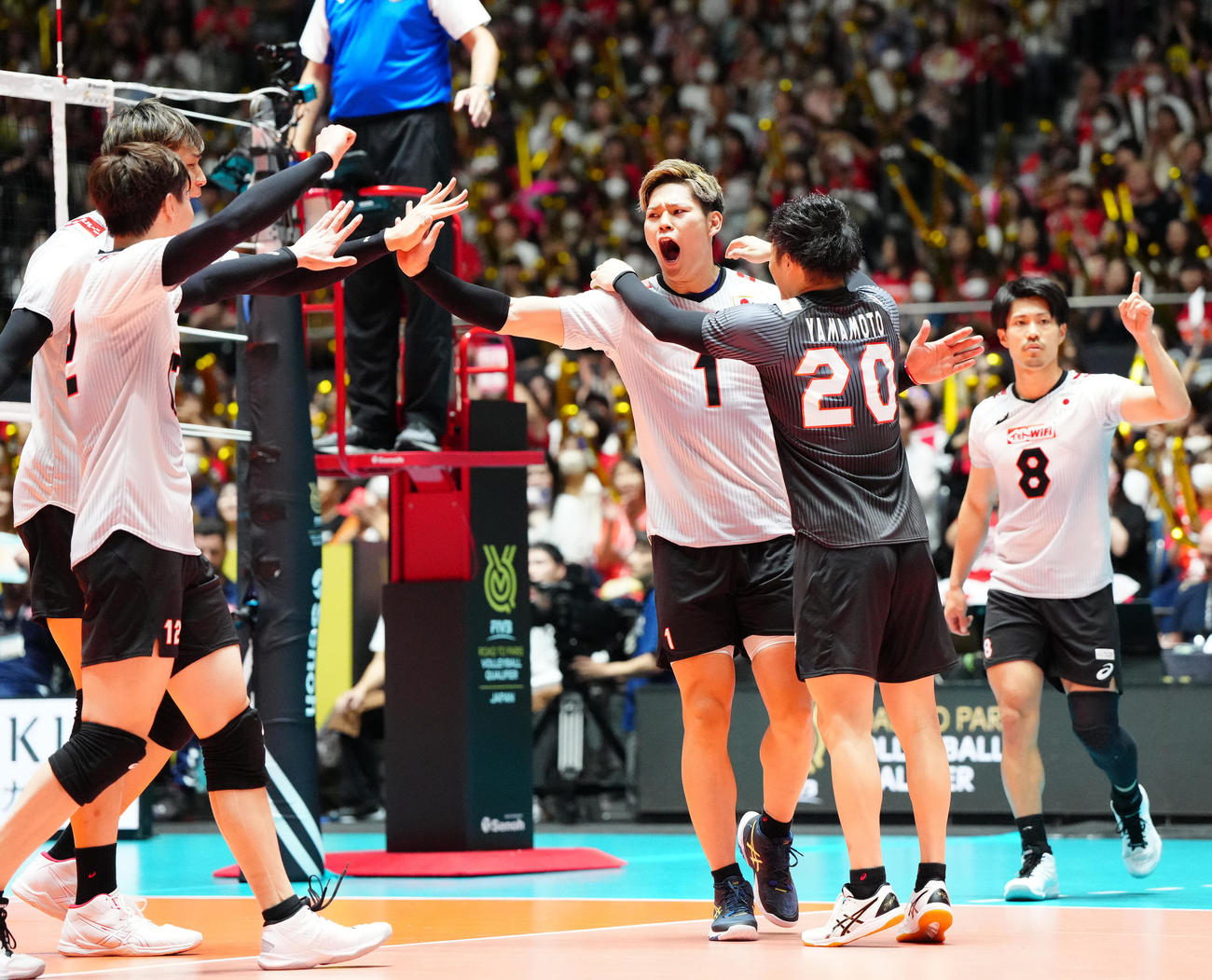 日本対チュニジア　第2セット、得点で喜ぶ西田（中央）（撮影・江口和貴）