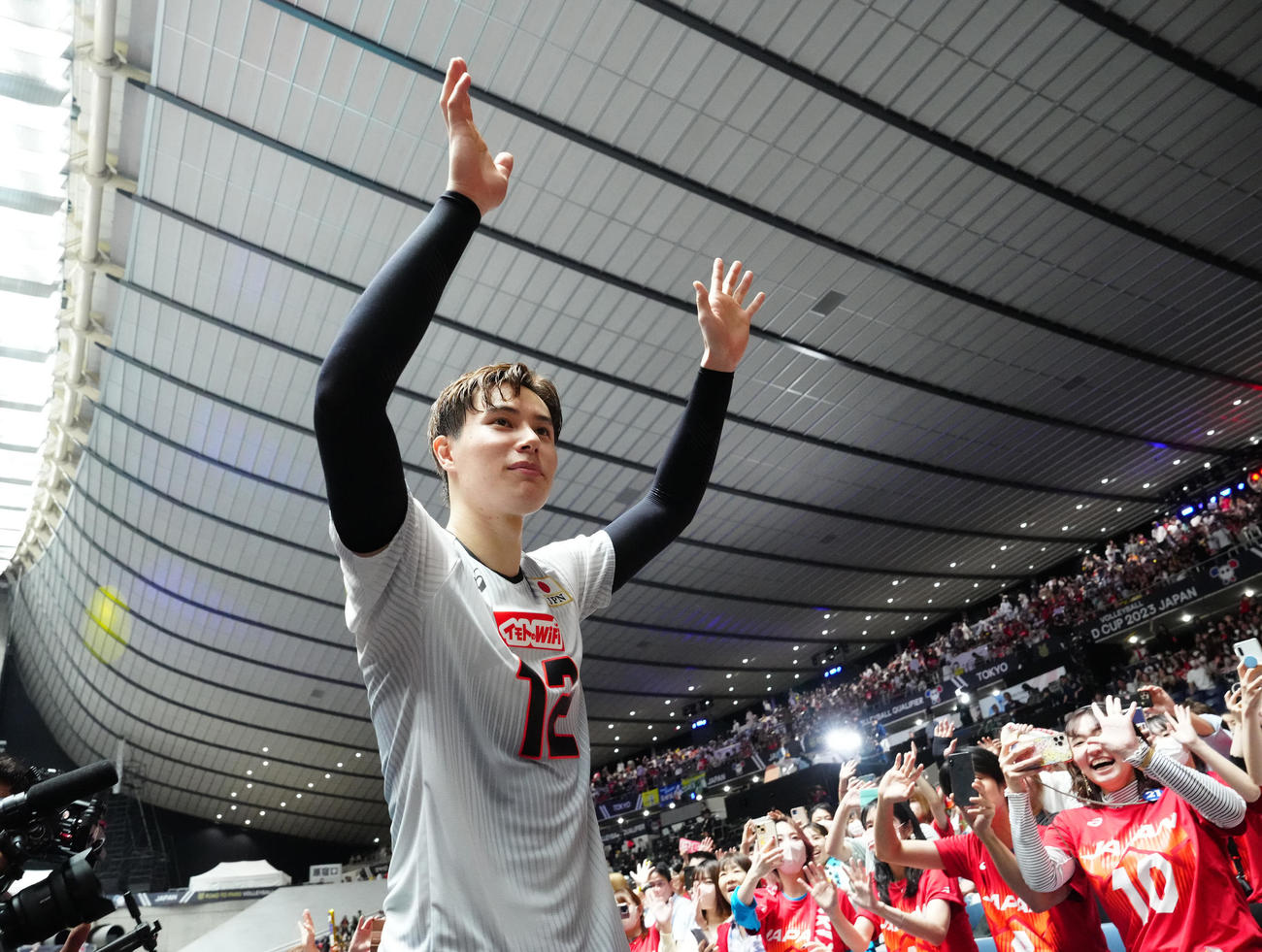 日本対チュニジア　試合後、ファンに振りながら引き揚げる高橋藍（撮影・江口和貴）