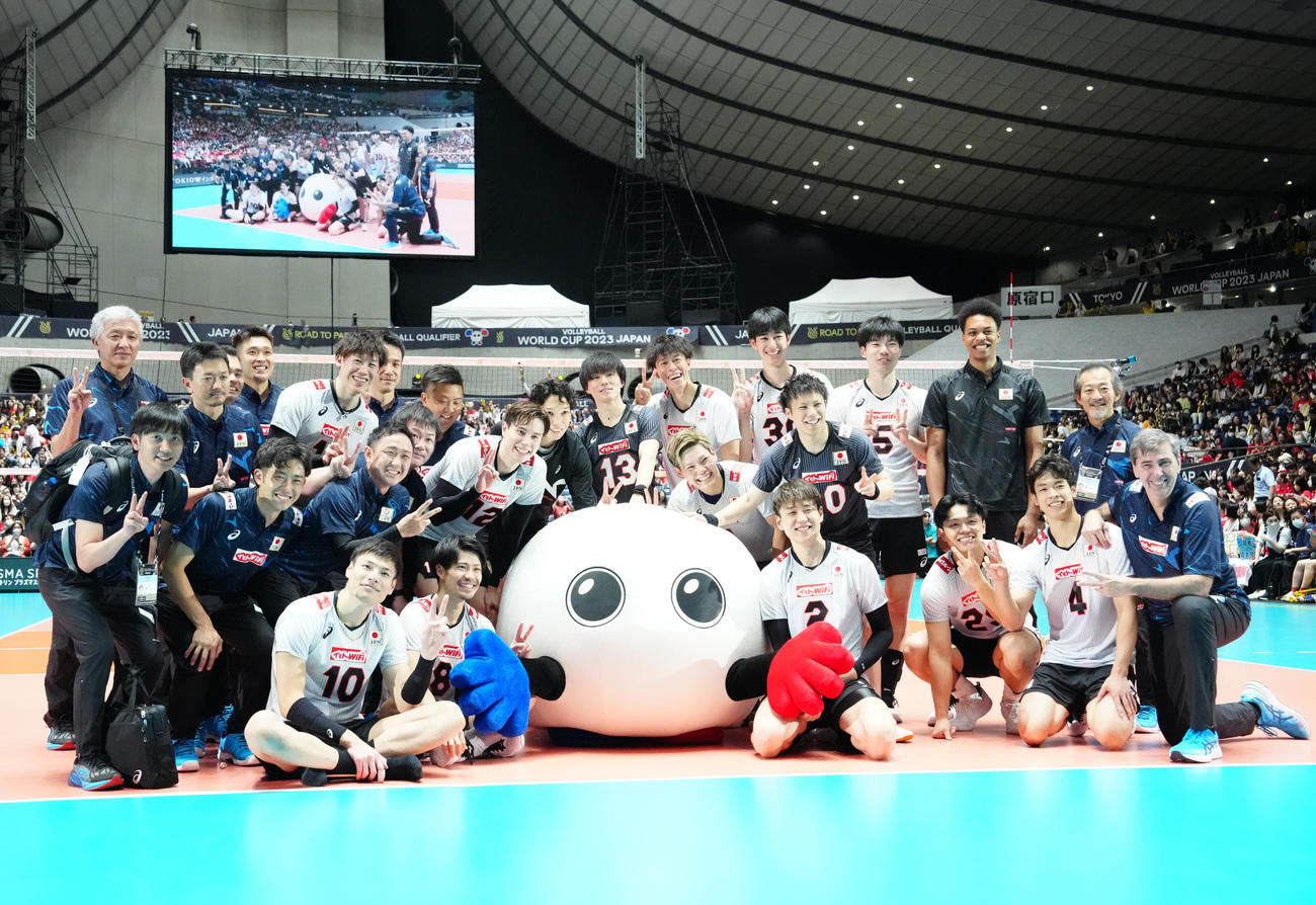 日本対チュニジア　試合後、集合写真に納まる日本代表の選手たち（撮影・江口和貴）