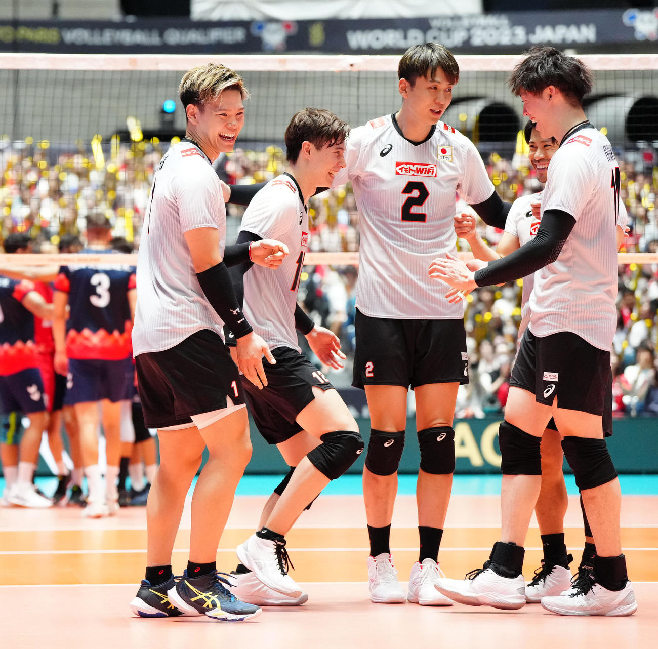 日本対チュニジア　第3セット、サービスエースを決め、笑顔を見せる西田（左端）（撮影・江口和貴）