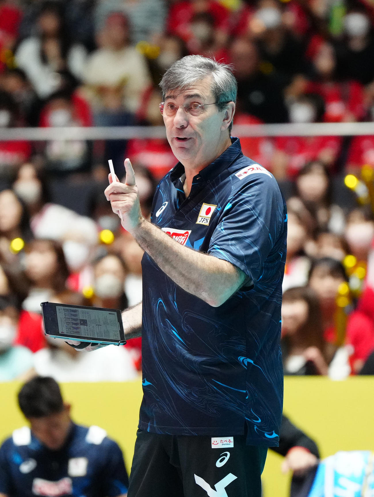 日本対チュニジア　第2セットに臨む日本代表のブラン監督（撮影・江口和貴）
