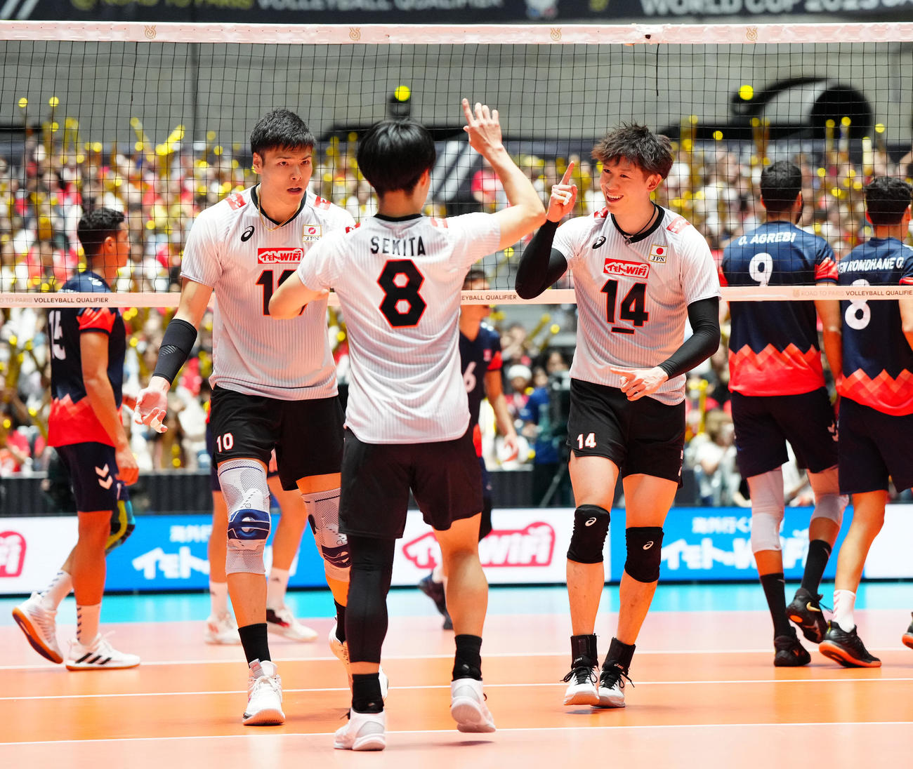 日本対チュニジア　第3セット、得点で喜ぶ石川（右）（撮影・江口和貴）