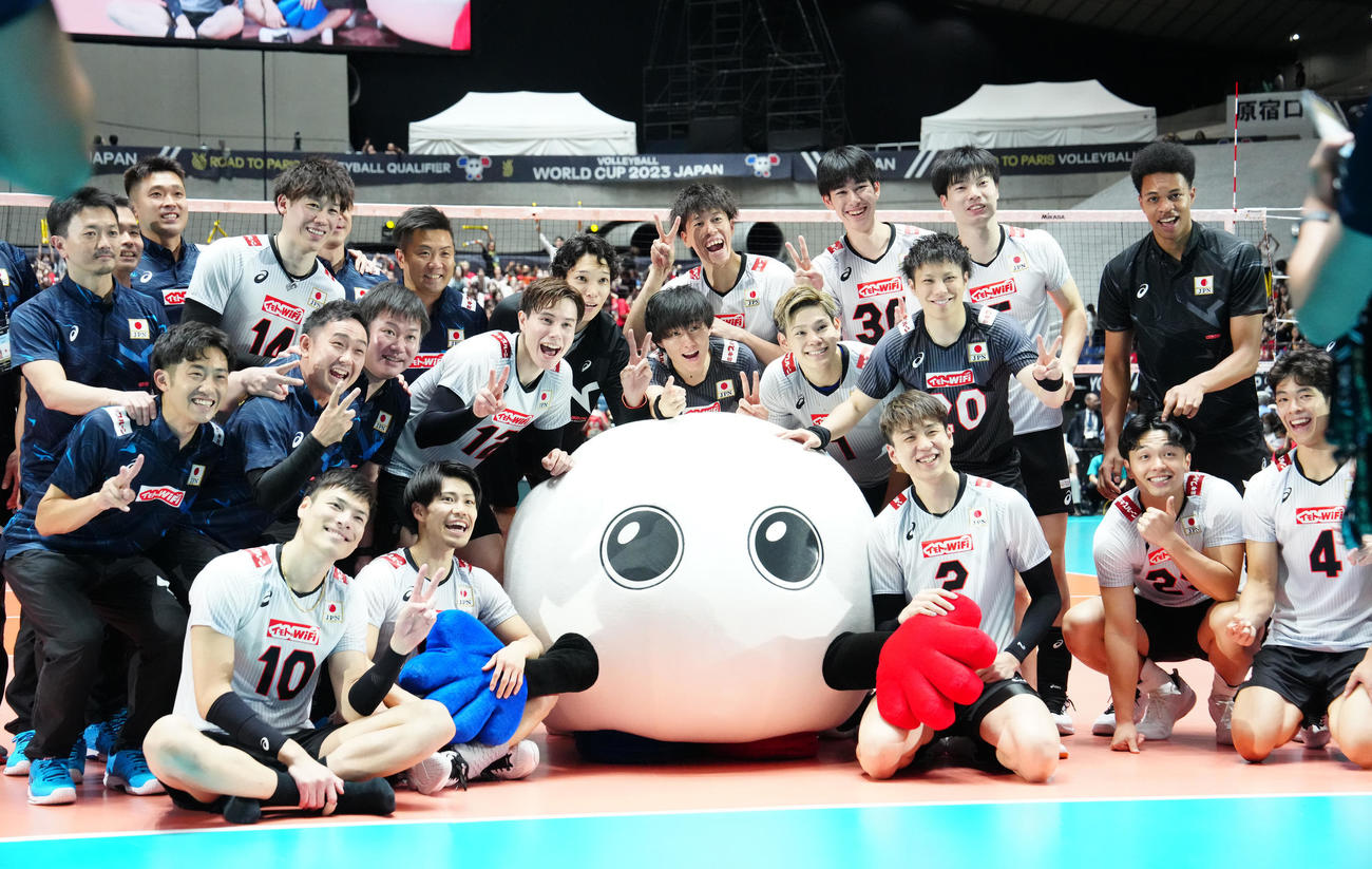 日本対チュニジア　試合後、集合写真に納まる日本代表の選手たち（撮影・江口和貴）