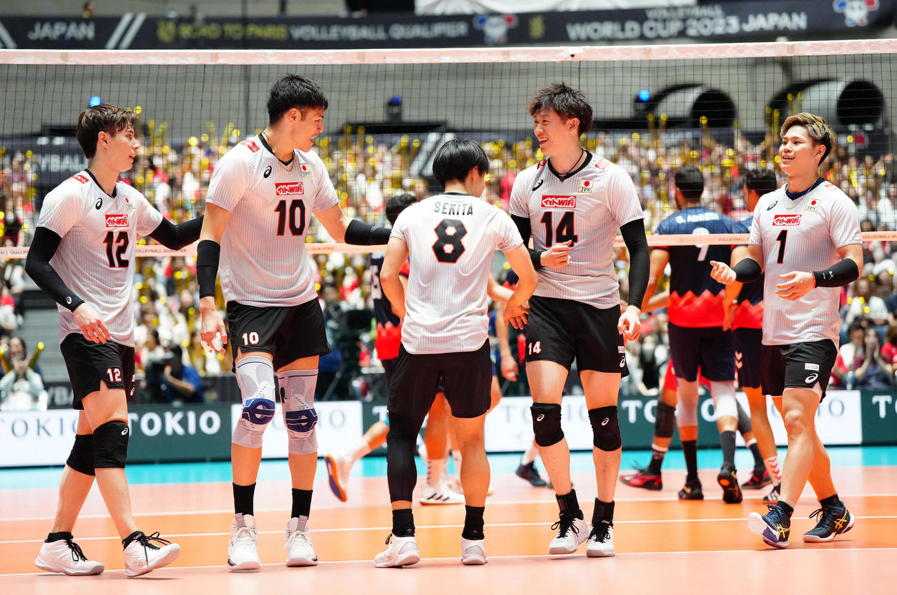 日本対チュニジア　第3セット、得点で喜ぶ石川（左から4人目）（撮影・江口和貴）