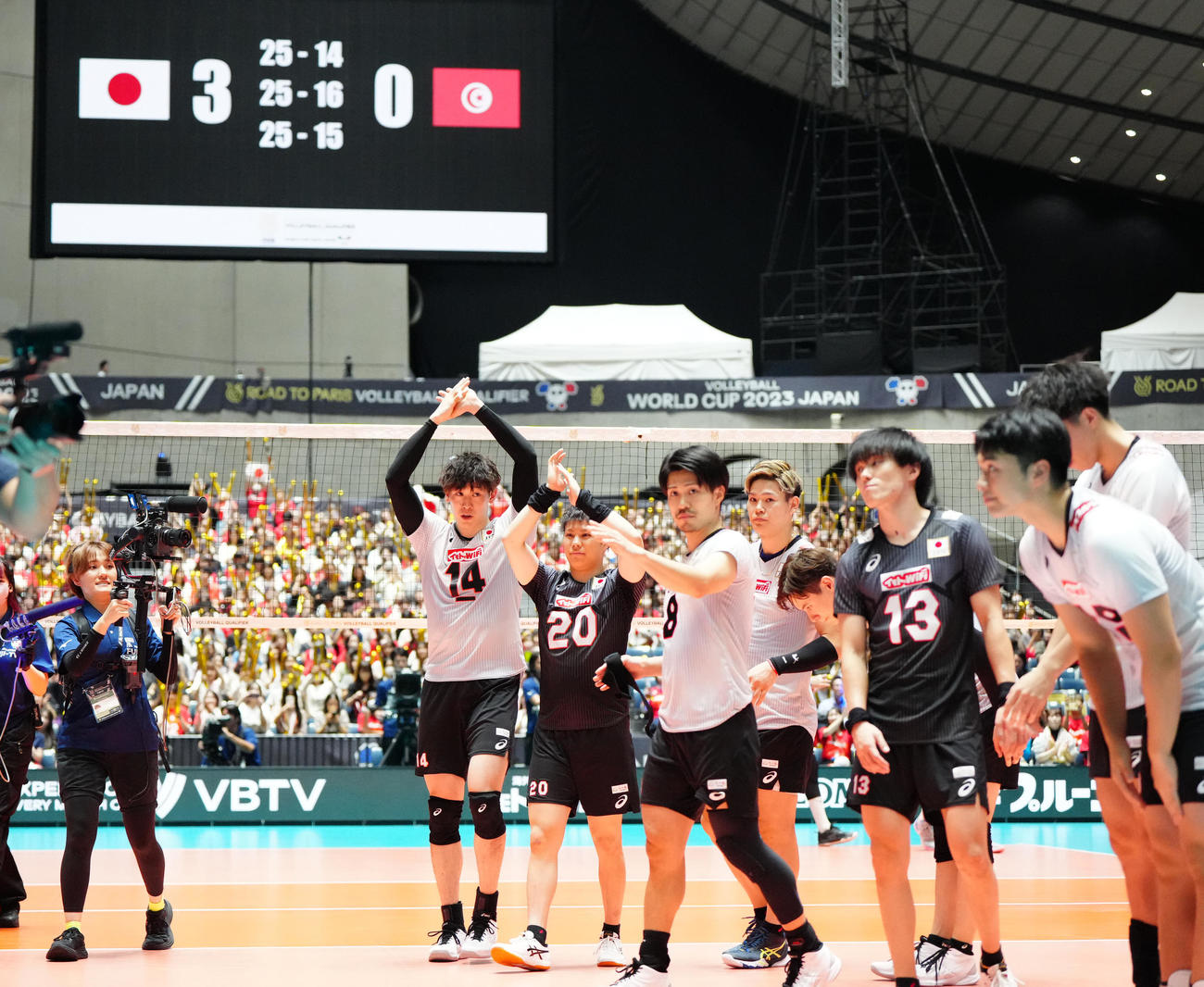 日本対チュニジア　チュニジアにストレート勝ちし、あいさつする日本代表の選手たち（撮影・江口和貴）