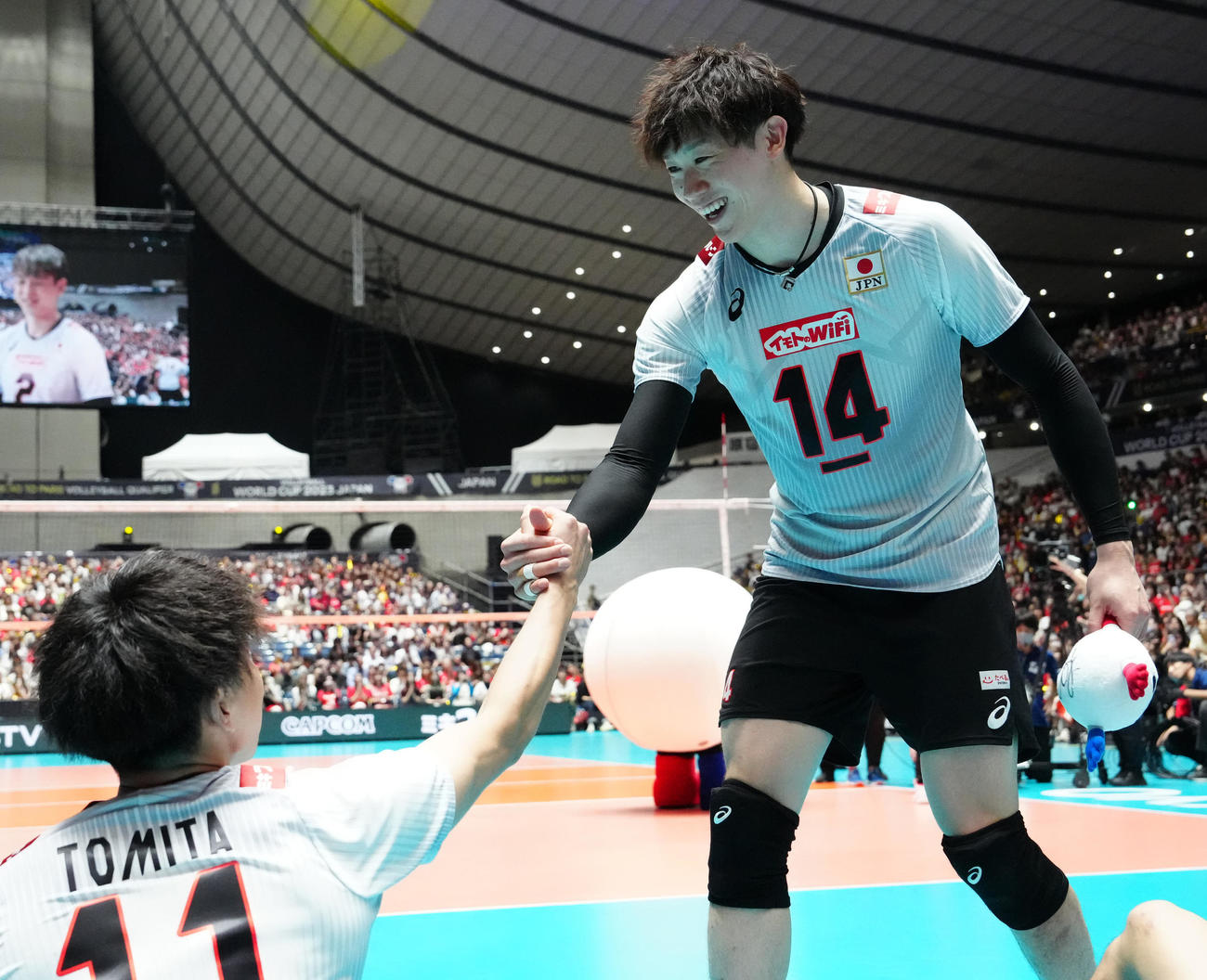 日本対チュニジア　試合後、富田（左）と握手を交わす石川（撮影・江口和貴）