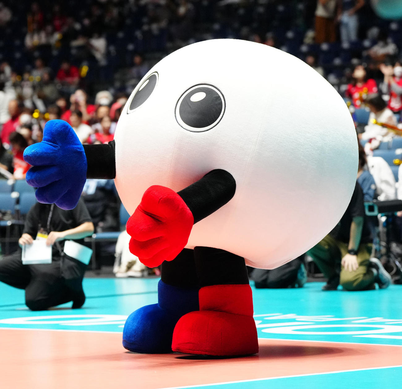 米国対チュニジア　ストレート勝ちした米国代表の選手たちを祝福に向かうバボちゃん（撮影・江口和貴）