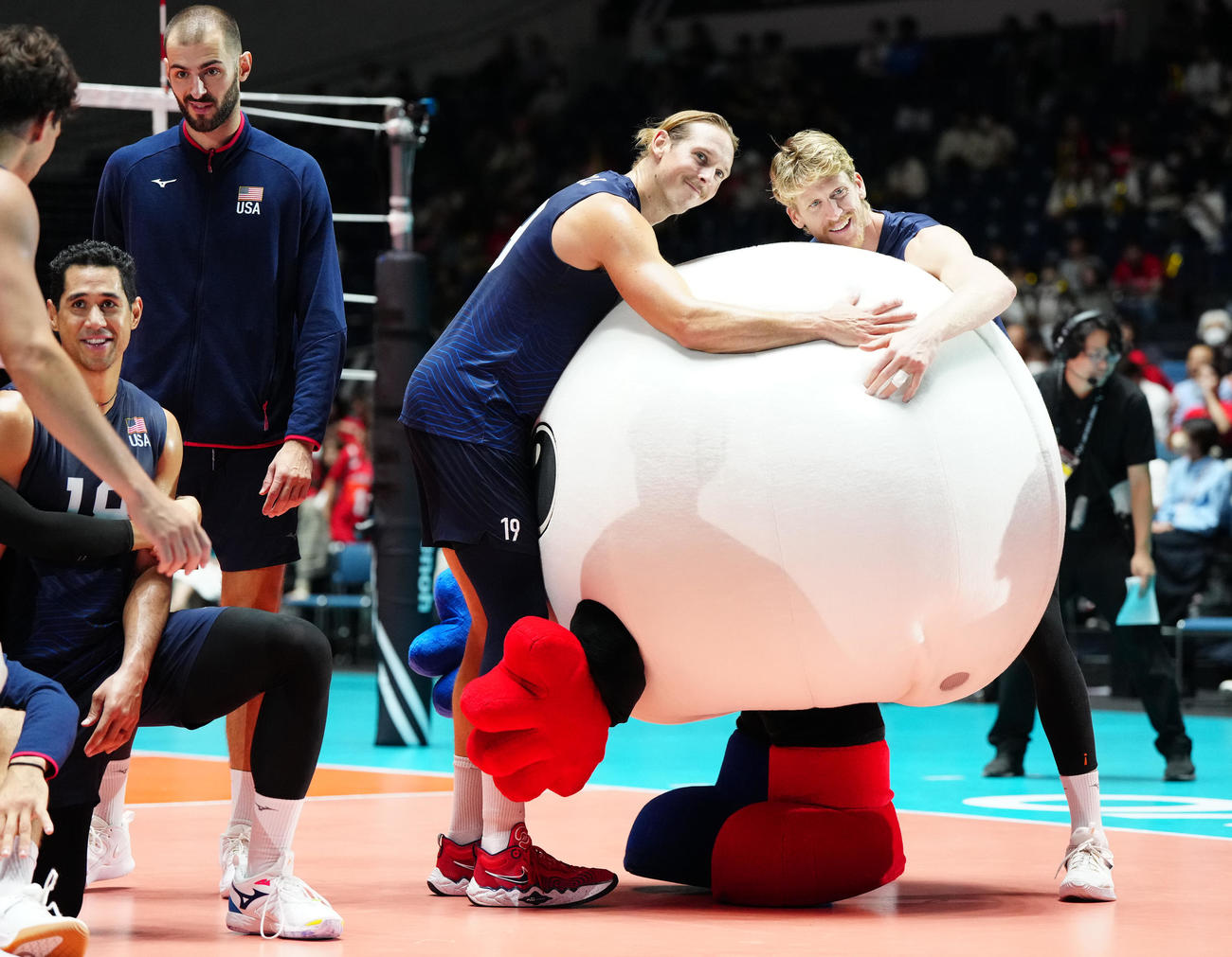 米国対チュニジア　試合後、祝福に向かったバボちゃんは米国代表のホルト（右端）とアベリルに挟まれる（撮影・江口和貴）