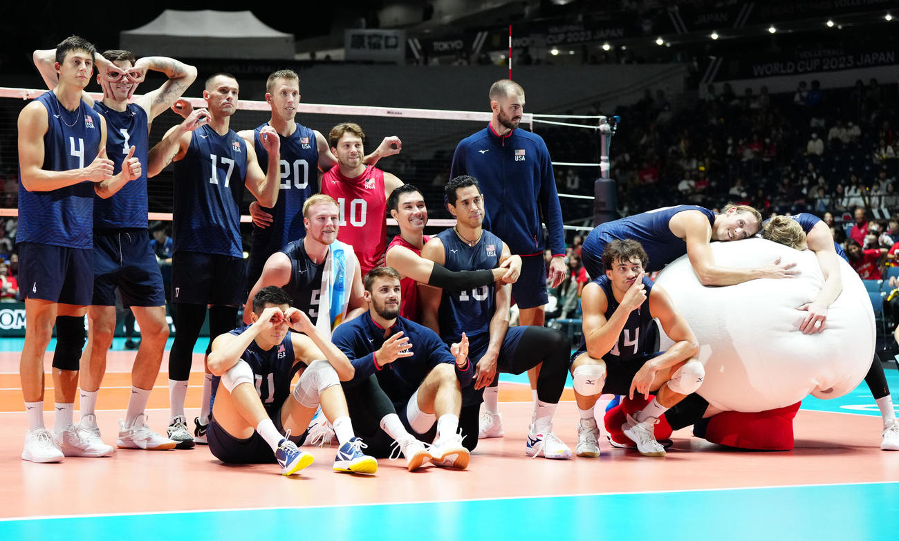 米国対チュニジア　試合後、米国代表のホルト（右端）とアベリルに押しつぶされるバボちゃん（撮影・江口和貴）