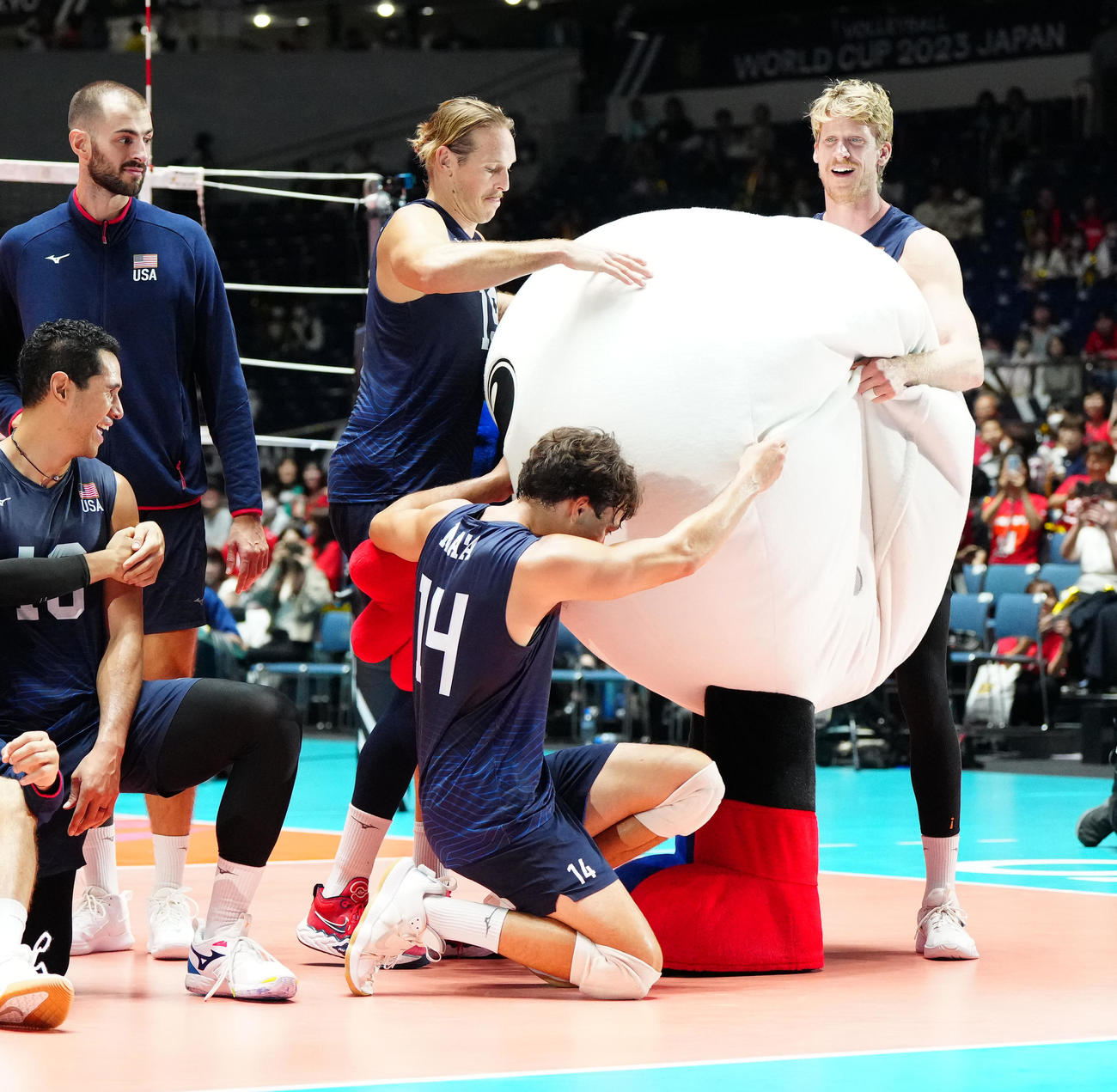 米国対チュニジア　試合後、つぶれたバボちゃんを戻す米国代表のホルト（右端）ら（撮影・江口和貴）