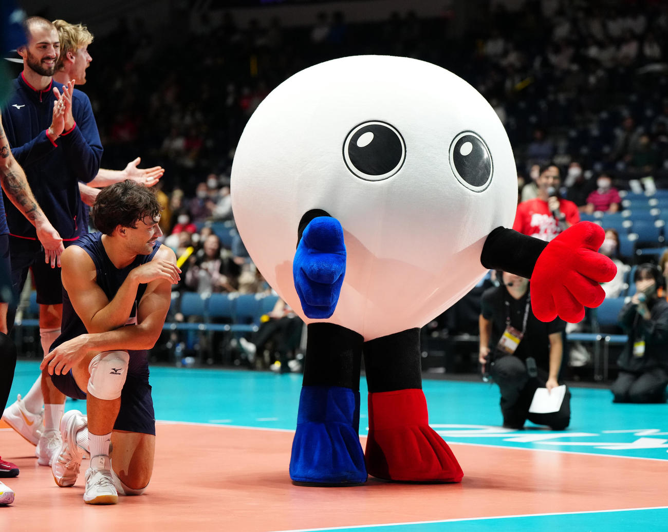 米国対チュニジア　試合後、背伸びするバボちゃん（撮影・江口和貴）
