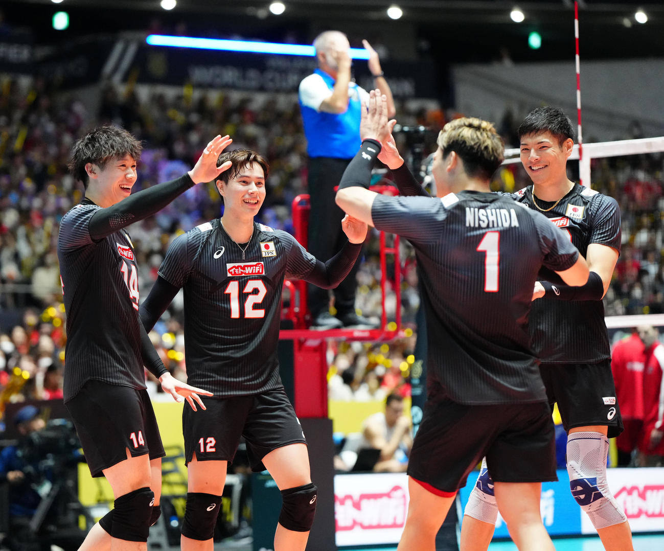 日本対トルコ　第1セット、得点で喜ぶ石川（左端）ら日本代表の選手たち（撮影・江口和貴）
