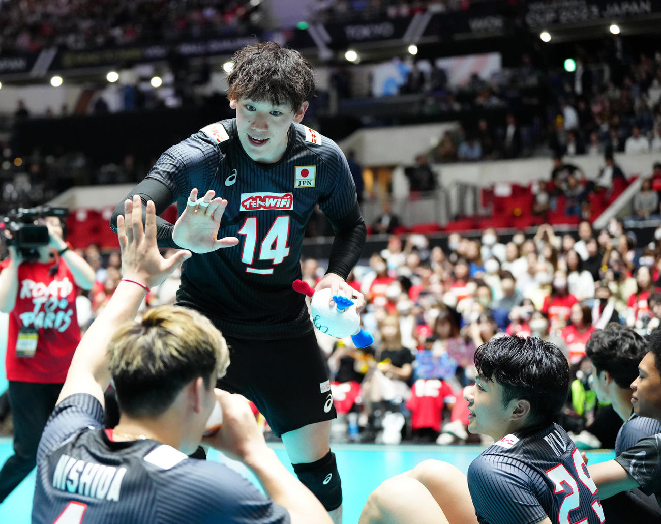 日本対トルコ　試合後、西田（手前左）とタッチを交わす石川（撮影・江口和貴）