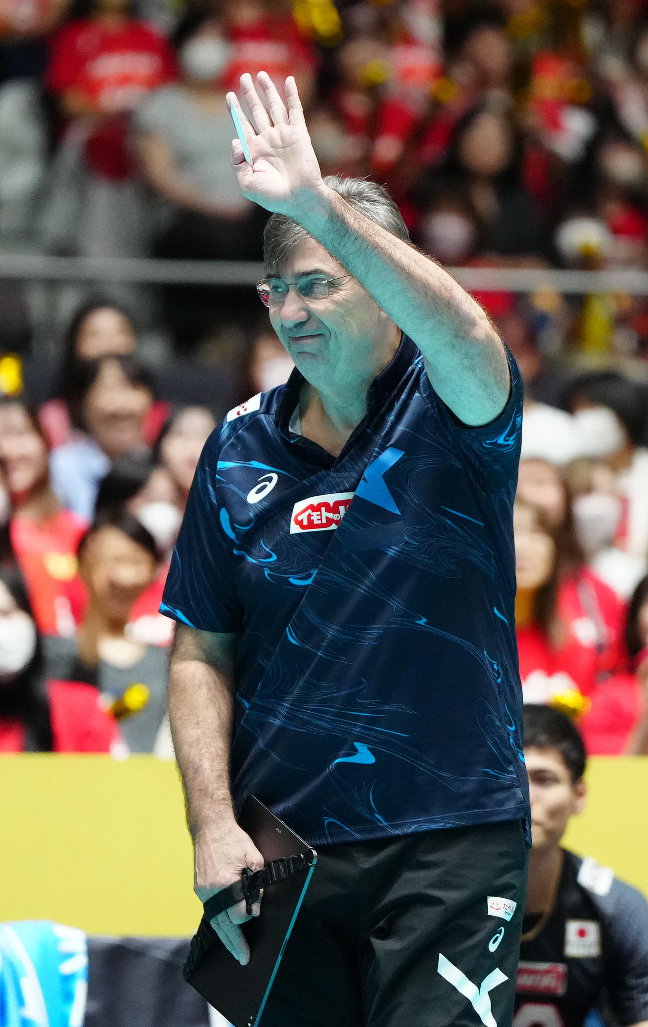 日本対トルコ　第1セット、山本智とぶつかりそうになり、謝るブラン監督（撮影・江口和貴）