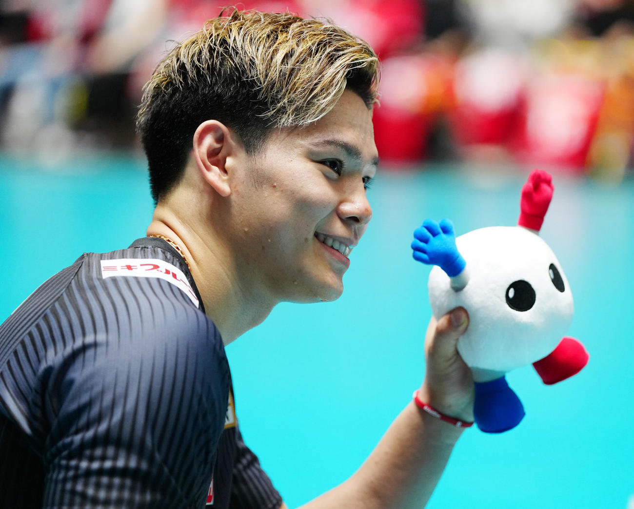 日本対トルコ　試合後、バボちゃん人形を手にする西田（撮影・江口和貴）