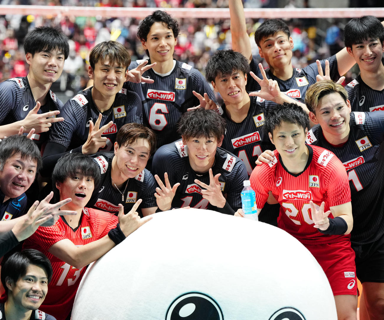 日本対トルコ　トルコにストレート勝ちし、集合写真に納まる石川（中央）ら日本代表の選手たち（撮影・江口和貴）