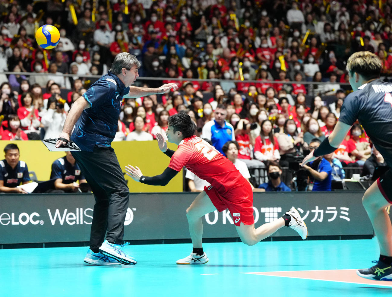 日本対トルコ　第1セット、山本智（中央）とぶつかりそうになるブラン監督（撮影・江口和貴）