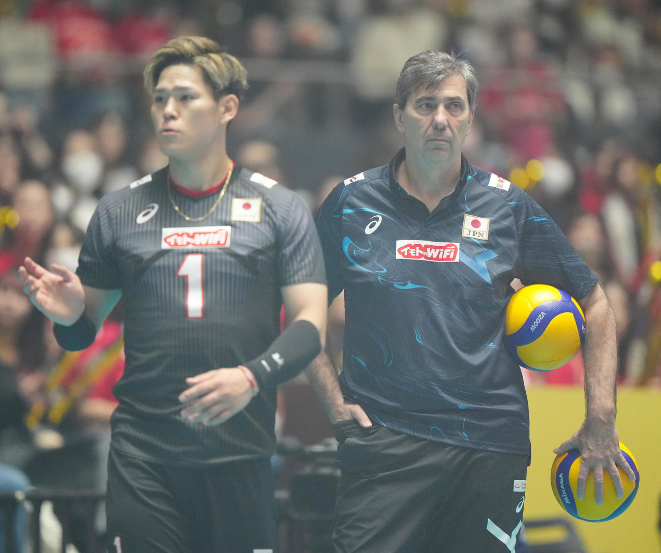 日本対トルコ　試合前練習を見つめるブラン監督（右）。左は西田（撮影・江口和貴）