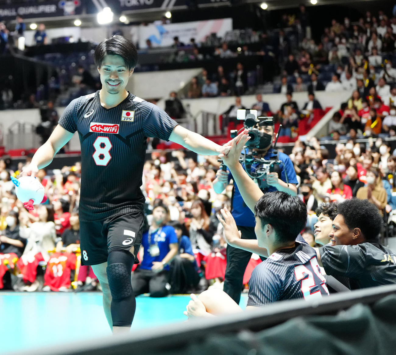 日本対トルコ　試合後、チームメートとタッチを交わす関田（左）（撮影・江口和貴）
