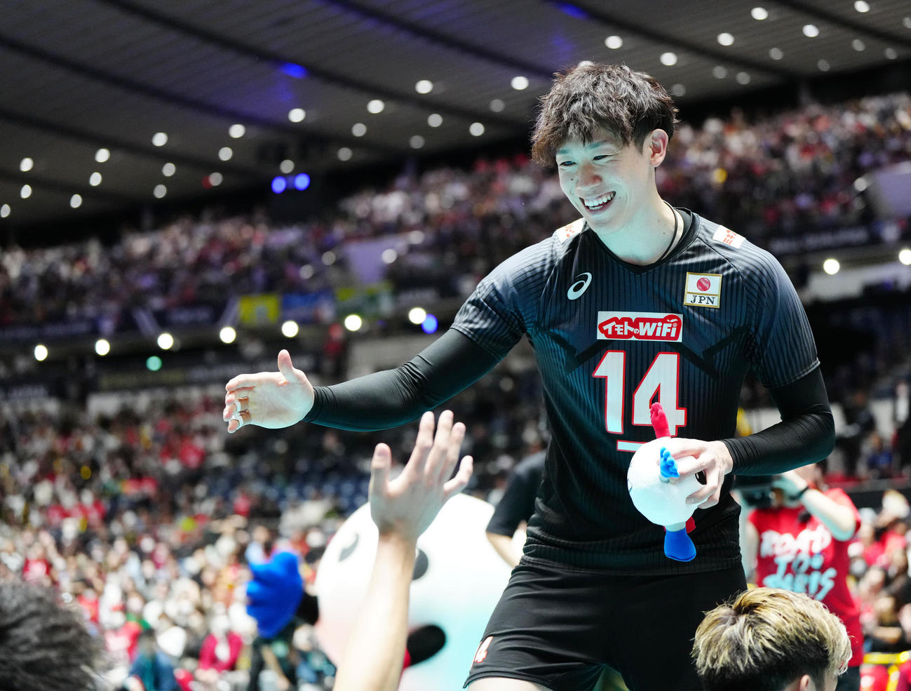 日本対トルコ　試合後、チームメートとタッチを交わす石川（撮影・江口和貴）