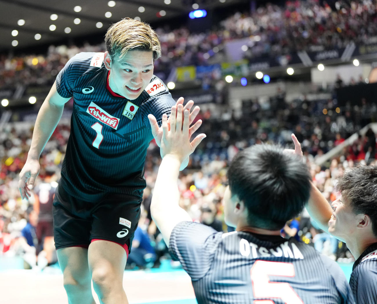 日本対トルコ　試合後、チームメートとタッチを交わす西田（撮影・江口和貴）