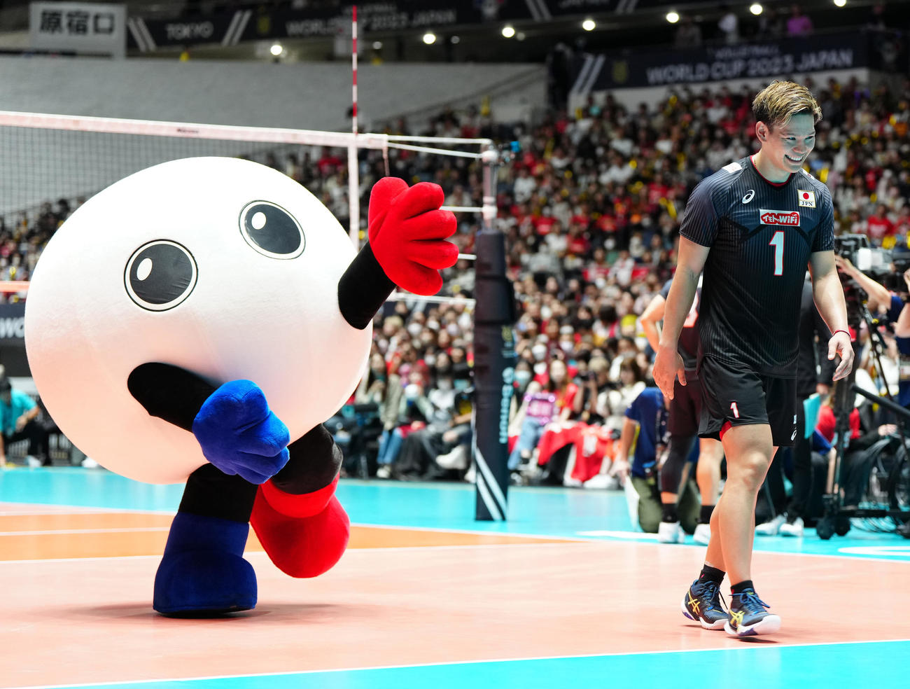 日本対トルコ　試合後、バボちゃんと同じポーズを見せ、笑顔を見せる西田（撮影・江口和貴）