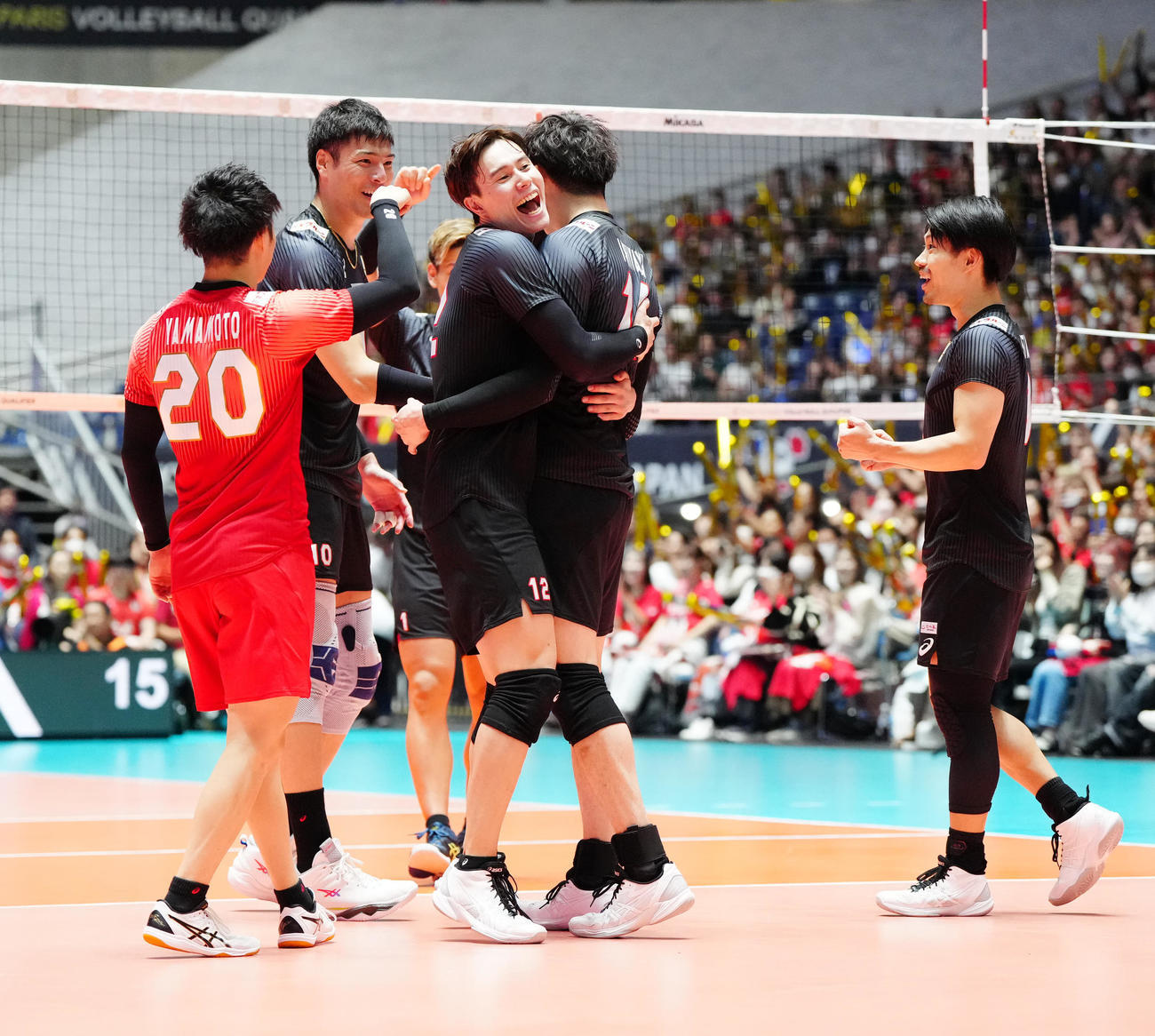 日本対トルコ　第3セット、石川（右から2人目）がサービスエースを決め、喜ぶ高橋藍（中央）ら（撮影・江口和貴）