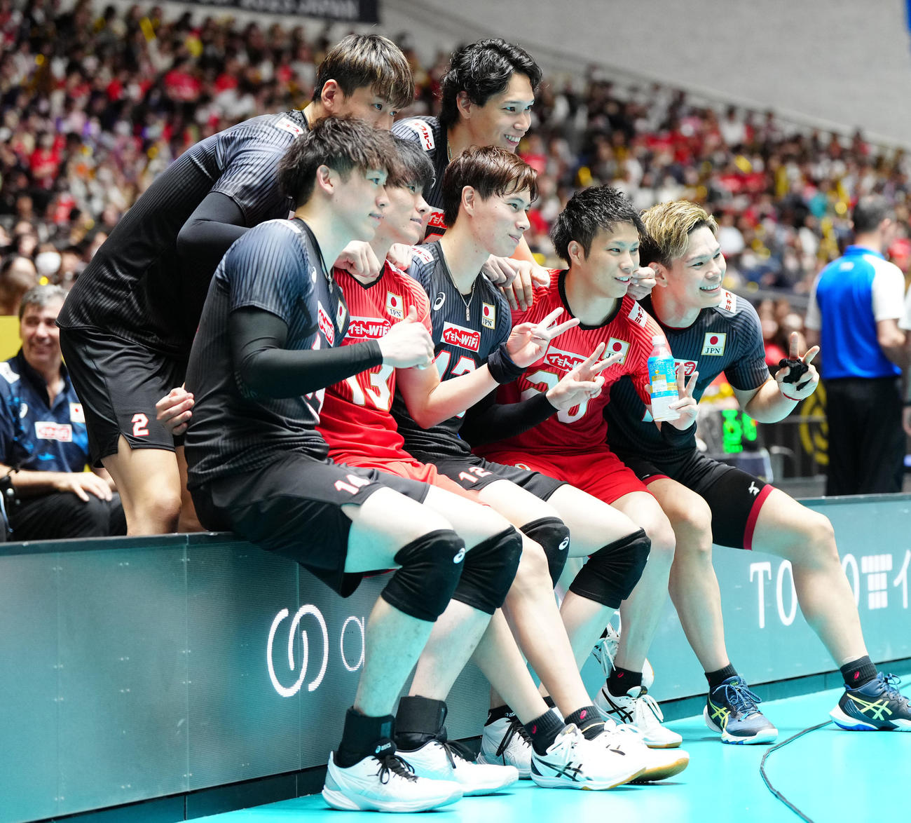 日本対トルコ　試合後、記念撮影する西田（右端）ら日本代表の選手たち（撮影・江口和貴）
