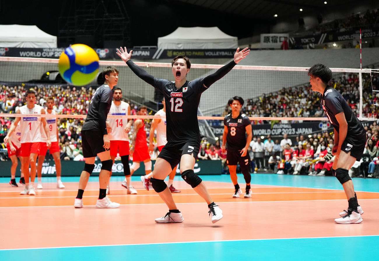 日本対トルコ　第3セット、相手サーブがアウトとなり、ストレート勝ちを決め、歓喜する高橋藍（中央）（撮影・江口和貴）