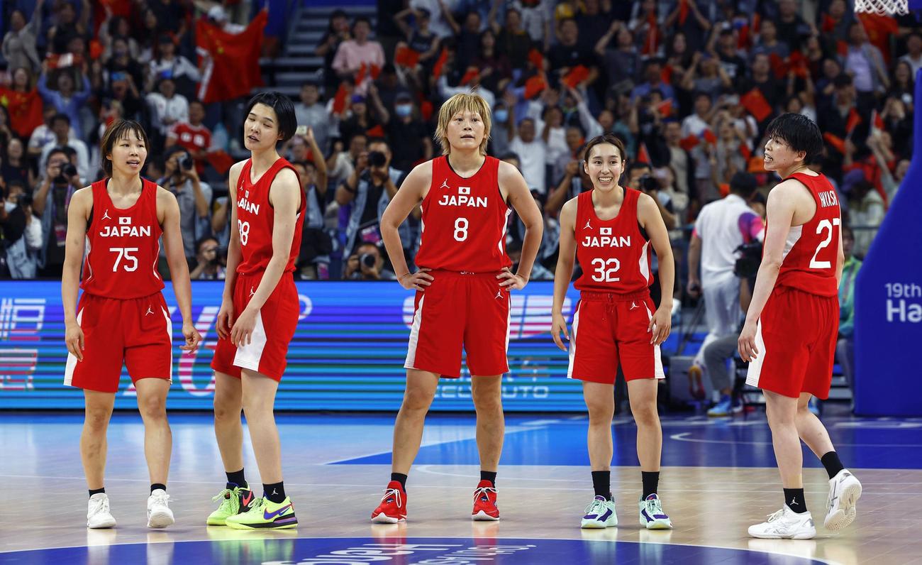 女子決勝で中国に敗れた高田（中央）ら日本＝杭州（共同）