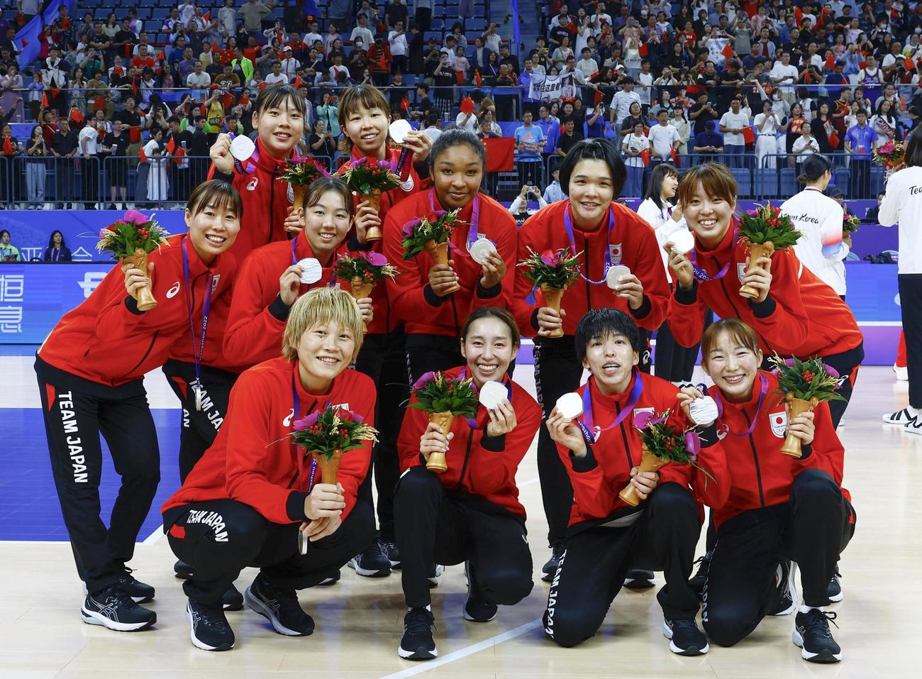 バスケットボール女子で銀メダルを獲得し笑顔の日本＝杭州（共同）