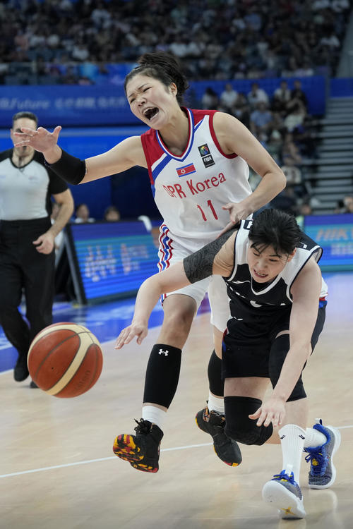韓国対北朝鮮　激しくボールの奪い合いをする両チームの選手(AP)