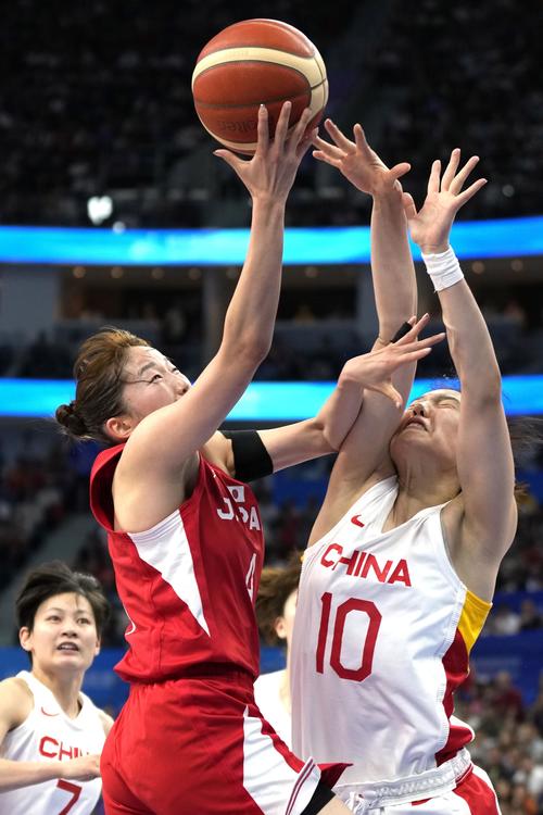 川井麻衣が中国フォワード張と競り合いながらシュート(AP）