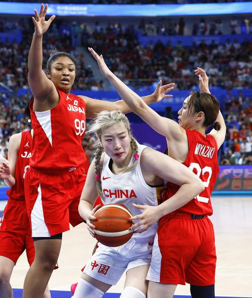 女子決勝　日本―中国　第2クオーター、ディフェンスするオコエ（左）と宮崎（右）＝杭州（共同）