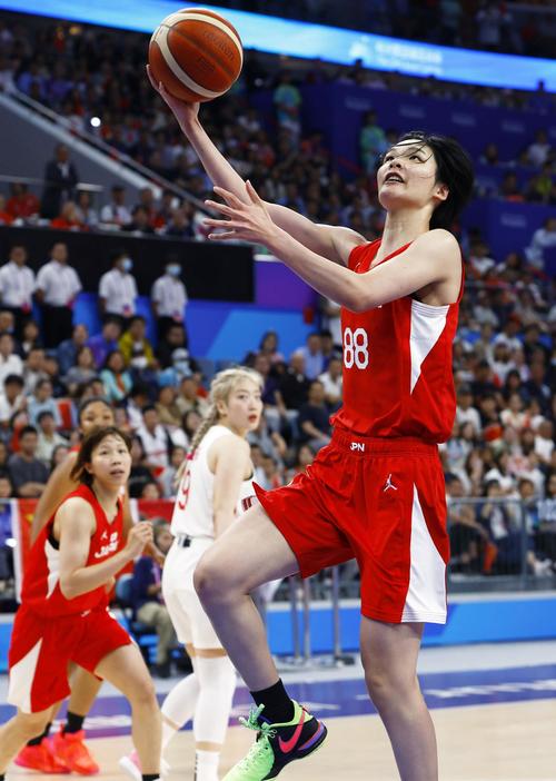 女子決勝　日本―中国　第4クオーター、シュートを決める赤穂＝杭州（共同）