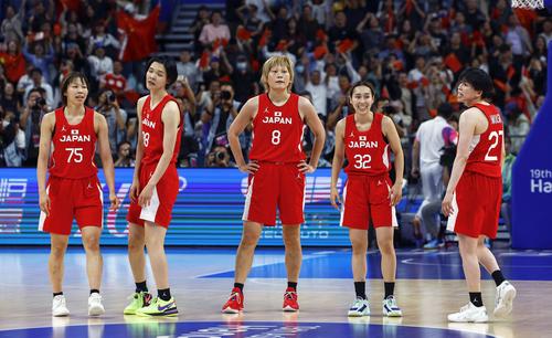 女子決勝で中国に敗れた高田（中央）ら日本＝杭州（共同）
