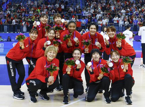 バスケットボール女子で銀メダルを獲得し笑顔の日本＝杭州（共同）