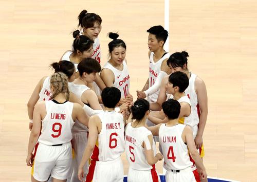 試合前、鼓舞し合う中国代表（ロイター）
