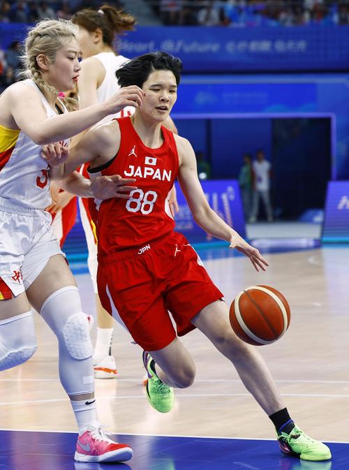 女子決勝　日本―中国　第1クオーター、攻め込む赤穂＝杭州（共同）