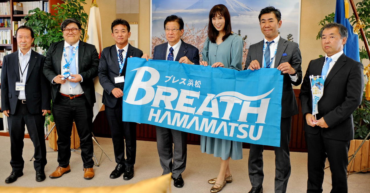 川勝知事（中央）と記念撮影に納まるブレス浜松の関係者ら　　